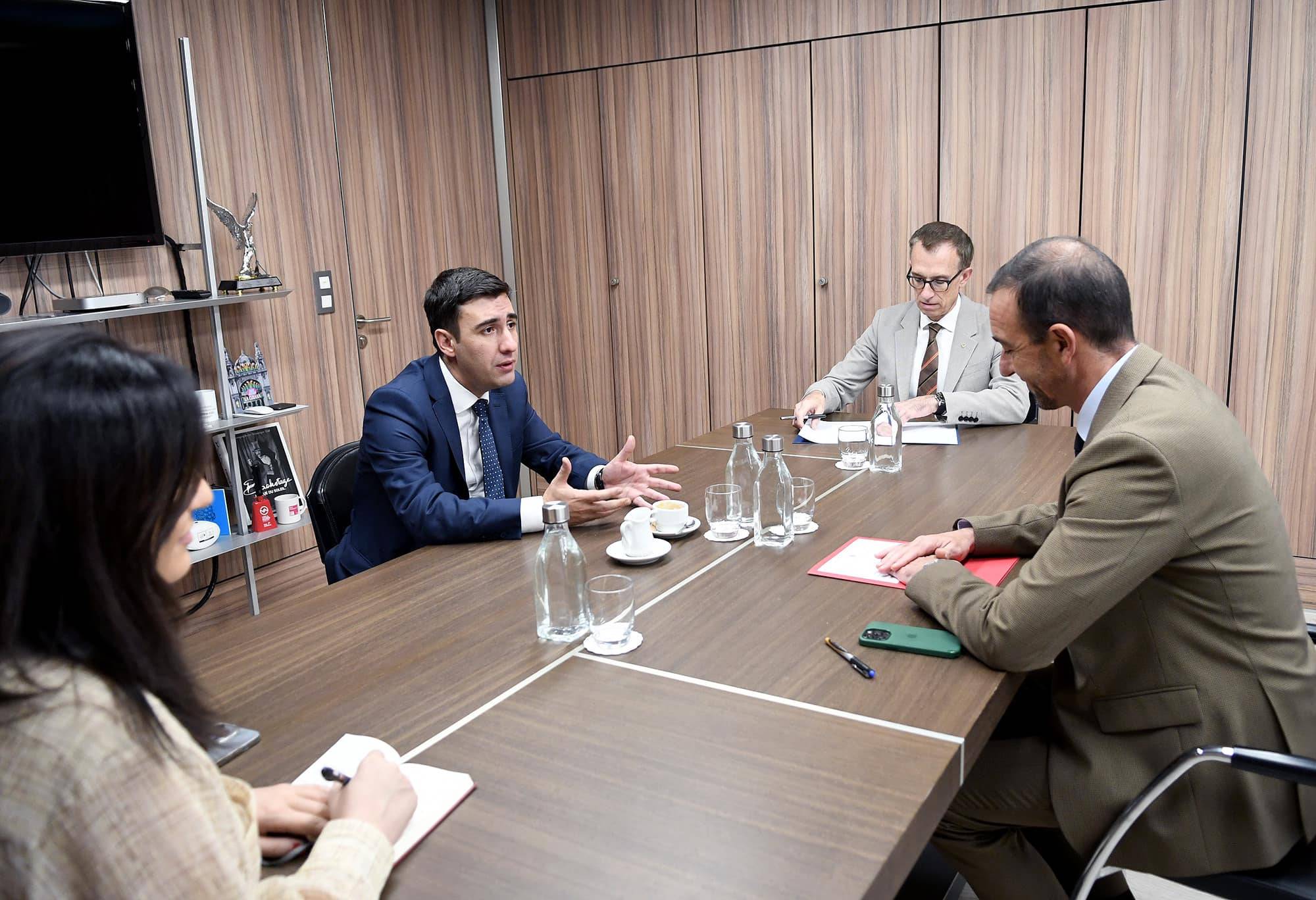 Ամբողջ ալբոմ