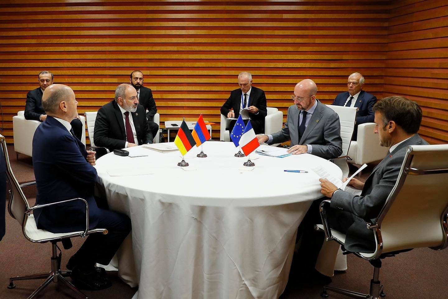 Ամբողջ ալբոմ