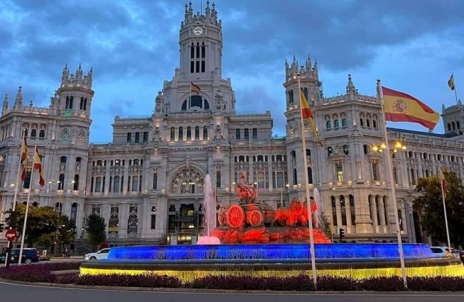 La fuente de Cibeles de Madrid se iluminó con los colores de la bandera de Armenia